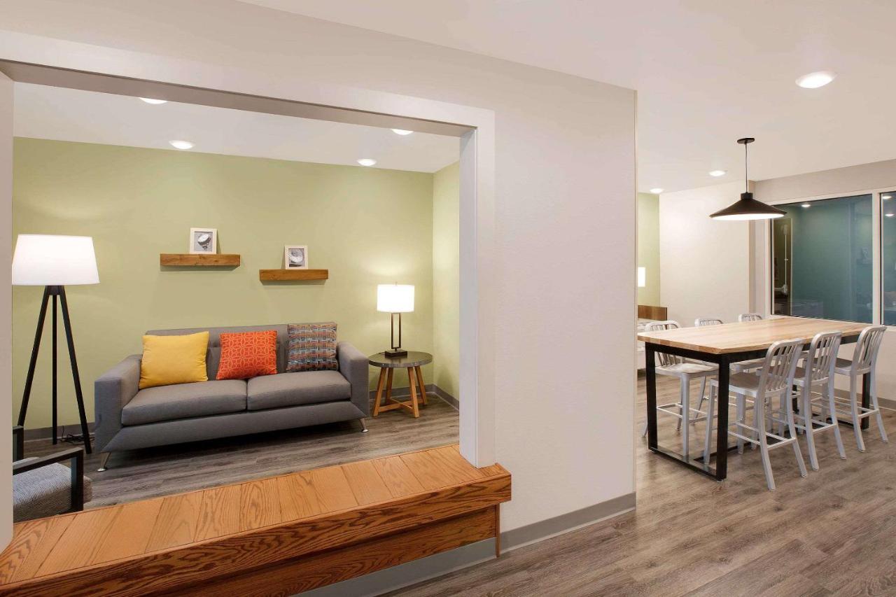 Woodspring - North Dallas Hotel